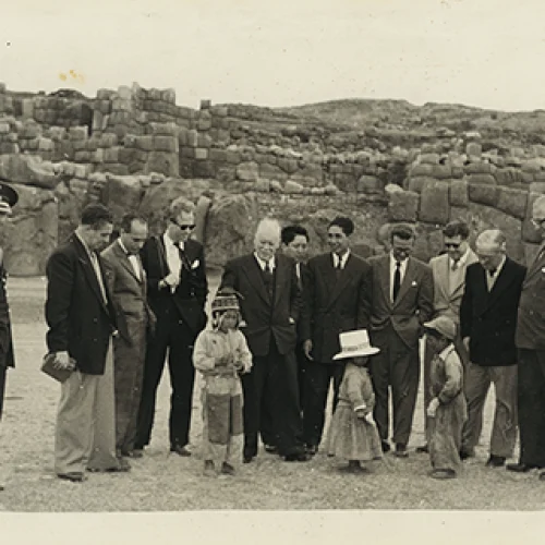 Paul Bryan y William Teeling junto a una comitiva de diplomáticos extranjeros en Sacsayhuamán