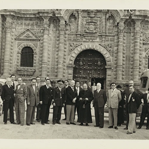 Paul Bryan y William Teeling junto a una comitiva de diplomáticos extranjeros en Cusco