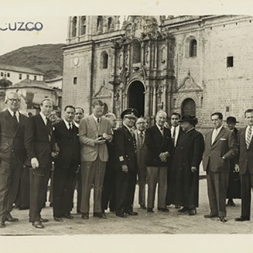 Paul Bryan y William Teeling junto a una comitiva de diplomáticos extranjeros en Cusco