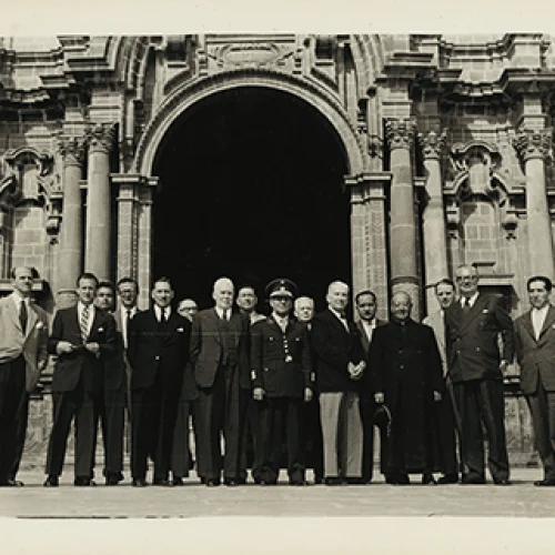 Paul Bryan y William Teeling junto a una comitiva de diplomáticos extranjeros en el Cusco