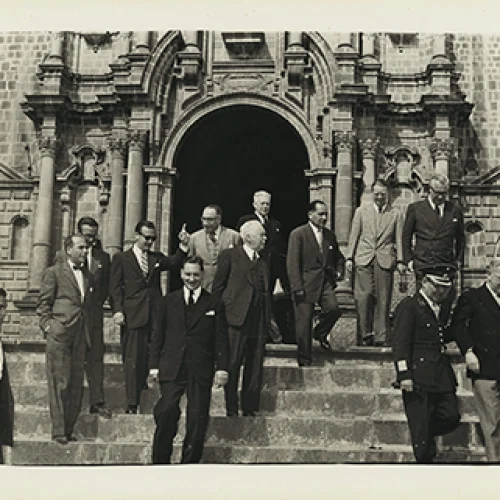 Paul Bryan y William Teeling junto a una comitiva de diplomáticos extranjeros en el Cusco