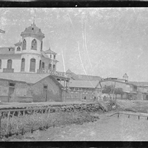 Vista de la casa Raygada en el malecón de Paita